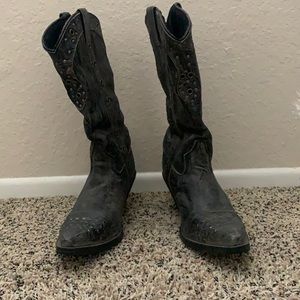 Durango Women’s 6.5 charcoal cowgirl boots.
